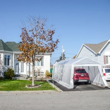Maison avec un abri d’automobile temporaire pour l’hiver Maison avec un abri d'automobile temporaire pour l'hiver